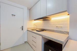 Η κουζίνα ή μικρή κουζίνα στο Comfy Studio at Poris 88 Apartment By Travelio
