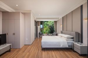 Voodi või voodid majutusasutuse Guilin Reed Flute Retreat Free pick-up service over 2 nights toas