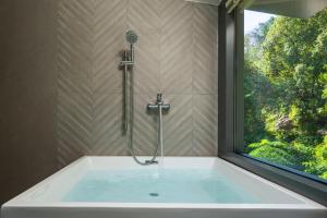 Vannituba majutusasutuses Guilin Reed Flute Retreat Free pick-up service over 2 nights
