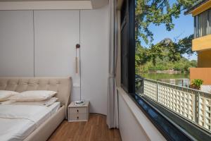 Rõdu või terrass majutusasutuses Guilin Reed Flute Retreat Free pick-up service over 2 nights