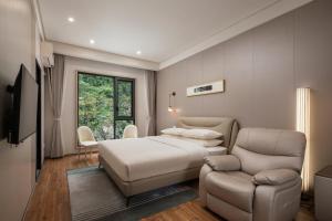 Voodi või voodid majutusasutuse Guilin Reed Flute Retreat Free pick-up service over 2 nights toas