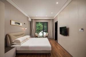 Voodi või voodid majutusasutuse Guilin Reed Flute Retreat Free pick-up service over 2 nights toas