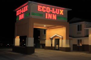 una gasolinera con un cartel que dice ego lux inn en Eco-Lux Inn Norfolk, en Norfolk