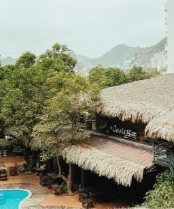 カットバ島にあるCatba Oasis Bungalowsの藁屋根の建物