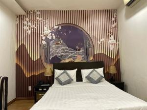 - une chambre avec un lit et un mur avec une photo dans l'établissement Hotel Phương Anh bá thiện 2 vĩnh phúc, à Trung Mậu