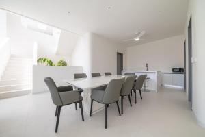 Μια τηλεόραση ή/και κέντρο ψυχαγωγίας στο Pattaya Interstellar Village Resort House