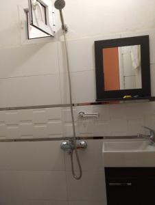 Bilik mandi di Ziryab Room