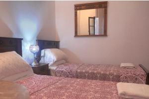 Postel nebo postele na pokoji v ubytování Ziryab Room