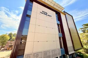 DabokHotel The Galaxy near Udaipur Airport的一栋建筑的标志牌上写着“北边是唯一的”