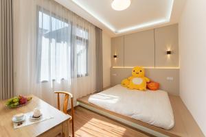 Voodi või voodid majutusasutuse Guilin Reed Flute Retreat Free pick-up service over 2 nights toas