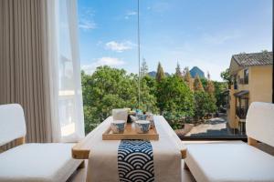 Rõdu või terrass majutusasutuses Guilin Reed Flute Retreat Free pick-up service over 2 nights