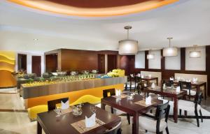 City Seasons Towers Hotel Bur Dubai tesisinde bir restoran veya yemek mekanı