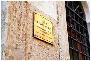 ローマにあるApartment Julia Guesthouseの建物の横の黄色い看板