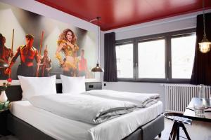 سرير أو أسرّة في غرفة في Staytion Urban City Hotel Mannheim