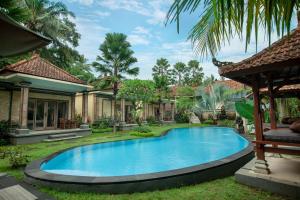 Bazén v ubytování Abhirama Villas and Spa nebo v jeho okolí