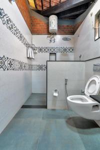 Ένα μπάνιο στο SaffronStays Amodhini Farmstay