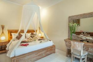 Postel nebo postele na pokoji v ubytování Abhirama Villas and Spa + 37 fotografií