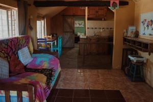 グアズビラにあるCasa del Bosque a pasos del Marのソファとキッチンのあるリビングルーム