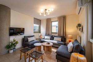 een woonkamer met twee banken en een tv bij Award-winning Yellow-spot in Athene