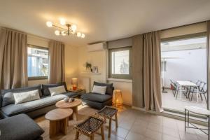 een woonkamer met een bank en een tafel bij Award-winning Yellow-spot in Athene