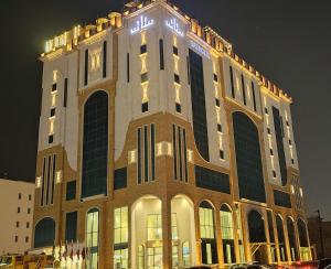 Un gran edificio con un reloj encima. en Premium SAS Hotel, en Hafr Al Batin