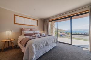 Postel nebo postele na pokoji v ubytování Lake Lodge Tekapo