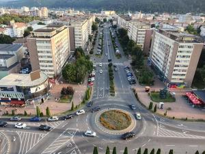 una vista aérea de una calle de una ciudad en Urban Luxury Escape, en Piatra Neamţ