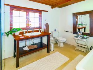 Ένα μπάνιο στο Garden Route Trail House +39 φωτογραφίες
