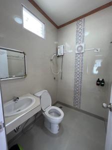 Ένα μπάνιο στο Bualuang HOTEL +33 φωτογραφίες