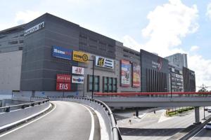 ein großes Gebäude mit einer Straße davor in der Unterkunft 3BR-Nanyang-Paradigm Residence by Guesthouse-6-8Pax in Johor Bahru