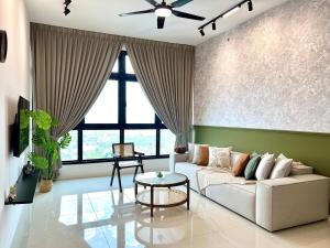 ein Wohnzimmer mit Sofa und Tisch in der Unterkunft 3BR-Nanyang-Paradigm Residence by Guesthouse-6-8Pax in Johor Bahru