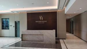 eine Lobby mit einer Bank in der Mitte eines Gebäudes in der Unterkunft 3BR-Nanyang-Paradigm Residence by Guesthouse-6-8Pax in Johor Bahru + 34 Fotos