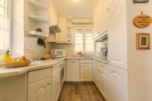 Η κουζίνα ή μικρή κουζίνα στο Achtern Diek Haus 12a Wohnung 3