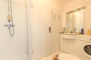 Ένα μπάνιο στο Achtern Diek Haus 12a Wohnung 7