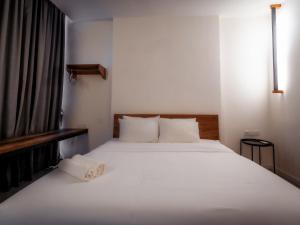 T+ PREMIUM HOTEL客房内的一张或多张床位