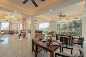 Χώρος καθιστικού στο SaffronStays Glass Forest