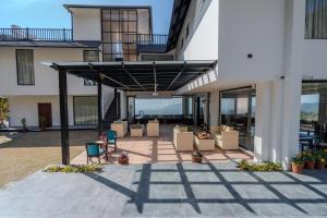 Balkón nebo terasa v ubytování SaffronStays Glass Forest