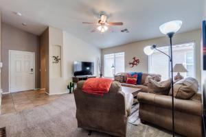 a living room with two couches and a ceiling fan at Palmen Maricopa in Maricopa