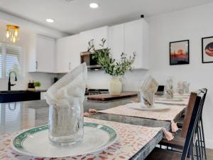 a dining room with a table and a kitchen at Boulder Apache Junction in Apache Junction