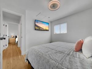 a white bedroom with a bed and a window at Boulder Apache Junction in Apache Junction
