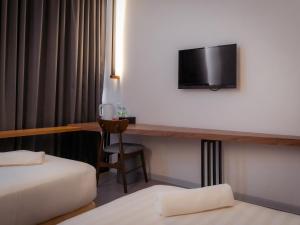 T+ PREMIUM HOTEL的电视和/或娱乐中心