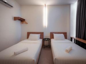 T+ PREMIUM HOTEL客房内的一张或多张床位