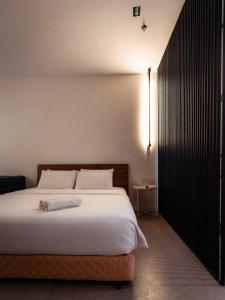 T+ PREMIUM HOTEL客房内的一张或多张床位
