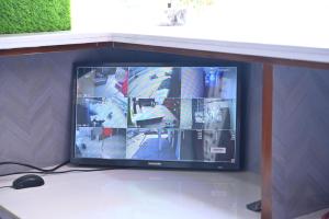 HOTEL DEV KRIPA Datiaにあるテレビまたはエンターテインメントセンター