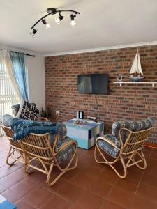 un soggiorno con due sedie e un tavolo di Coastal House: 3BR+Private Entrance+Self catering a Città del Capo