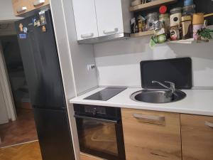 Kuchyň nebo kuchyňský kout v ubytování APARTMANI Emerald Dream