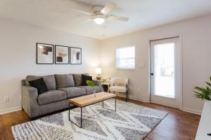 ein Wohnzimmer mit Sofa und Tisch in der Unterkunft The Cozy Corner Near Downtown 2Br in Athens