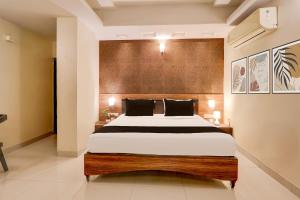 Postel nebo postele na pokoji v ubytování Super Townhouse Oak Madhapur formerly Nera Regency