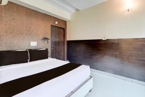 Postel nebo postele na pokoji v ubytování Super Townhouse Oak Madhapur formerly Nera Regency