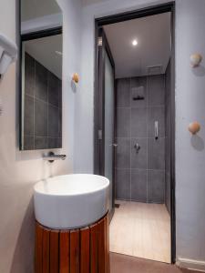 T+ PREMIUM HOTEL的一间浴室